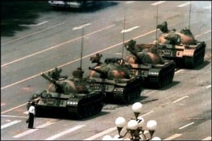 repression-sanglante-sur-la-place-tian-anmen-a-pekintiananmen-square-tanks-