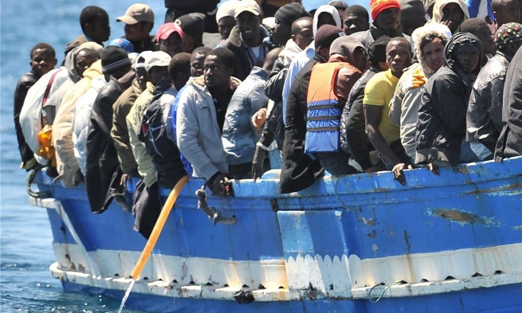 Quel était l'objectif initial du plan de relocalisation de migrants adopté par l'UE en 2015 ?