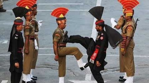 Quel pays l'Inde a-t-il accusé d'entraîner des rebelles afin de faire des attaques sur le territoire indien par le suite devant l'ONU ?