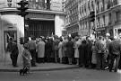 Dans quel pays la démonétisation des billets de banque provoque de longues files d'attente dans les établissements banquiers ?