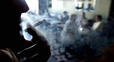 Quel pays a généralisé l'interdiction de fumer dans les lieux publics ?