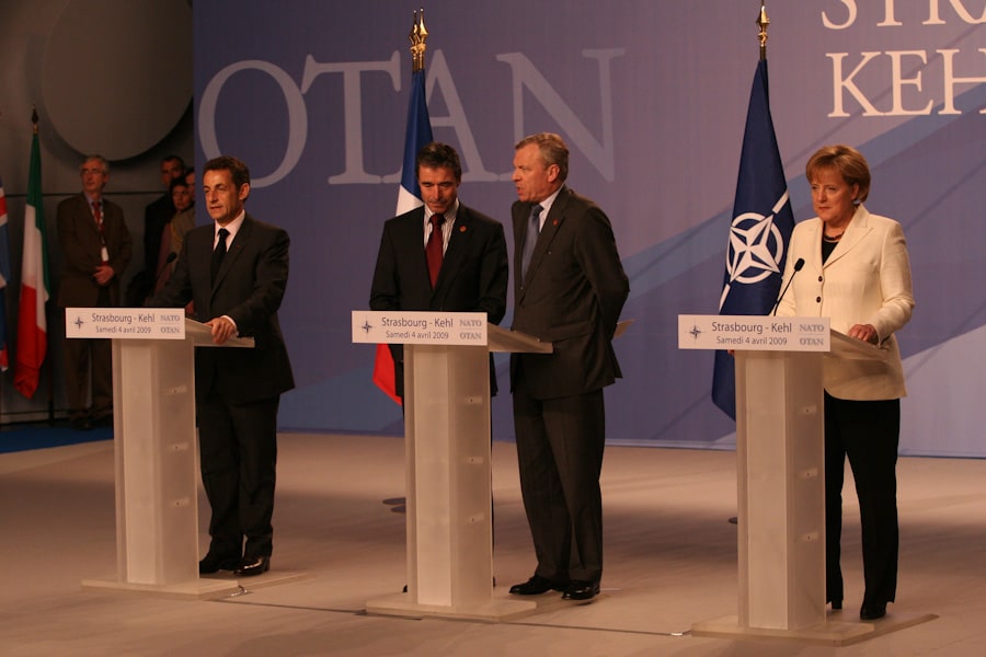 Sommet de l'Organisation du Trait de l'Atlantique Nord ( OTAN ), et des 60ans d"existence de l'organisation. Ë Strasbourg et Baden-Baden en Alemagne. En prsence des 28 Chefs d'tats, accompagn de leurs ministres de la Dfense respectif. Et de la rintgration de la Fance au sein de l'OTAN. Dcision prise par le Prsident de la Rpublique M. Nicolas Zarkozy. Du 3 au 4 avril 2009. ( Mots cls : sommet, runion, OTAN, Europe, scurit, rintgration, France, Stasbourg,