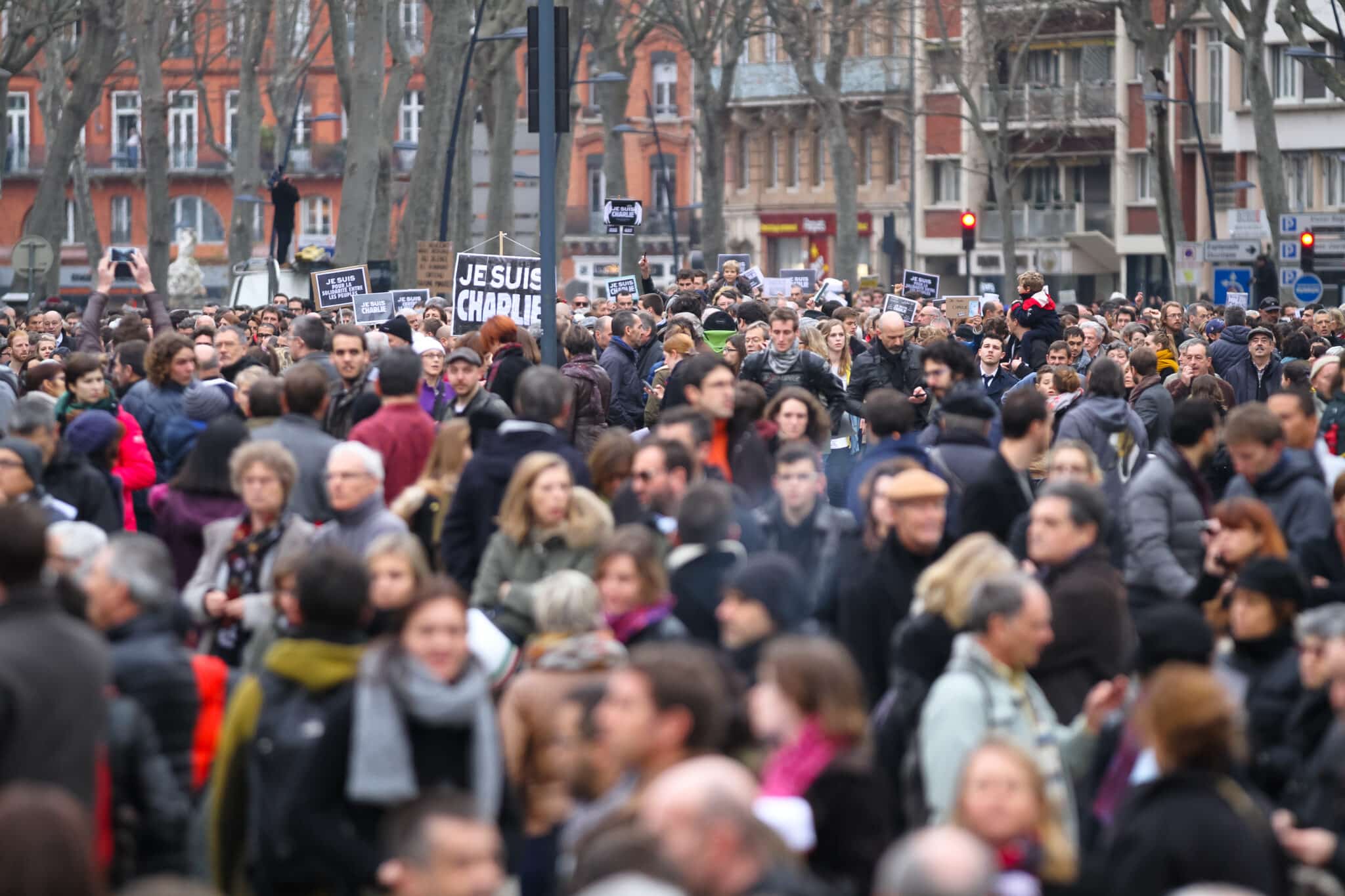 Quel pays a adopté mardi 14 décembre un texte restreignant les rassemblements publics ?