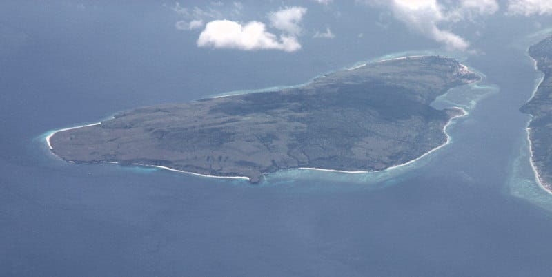 Sur quelle île de l'archipel indonésien se rendait un bateau touristique dont le moteur a explosé peu de temps après son départ de Jakarta, dimanche 1er janvier ?