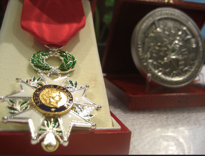 Qui a rendu sa Légion d'honneur à la France ?