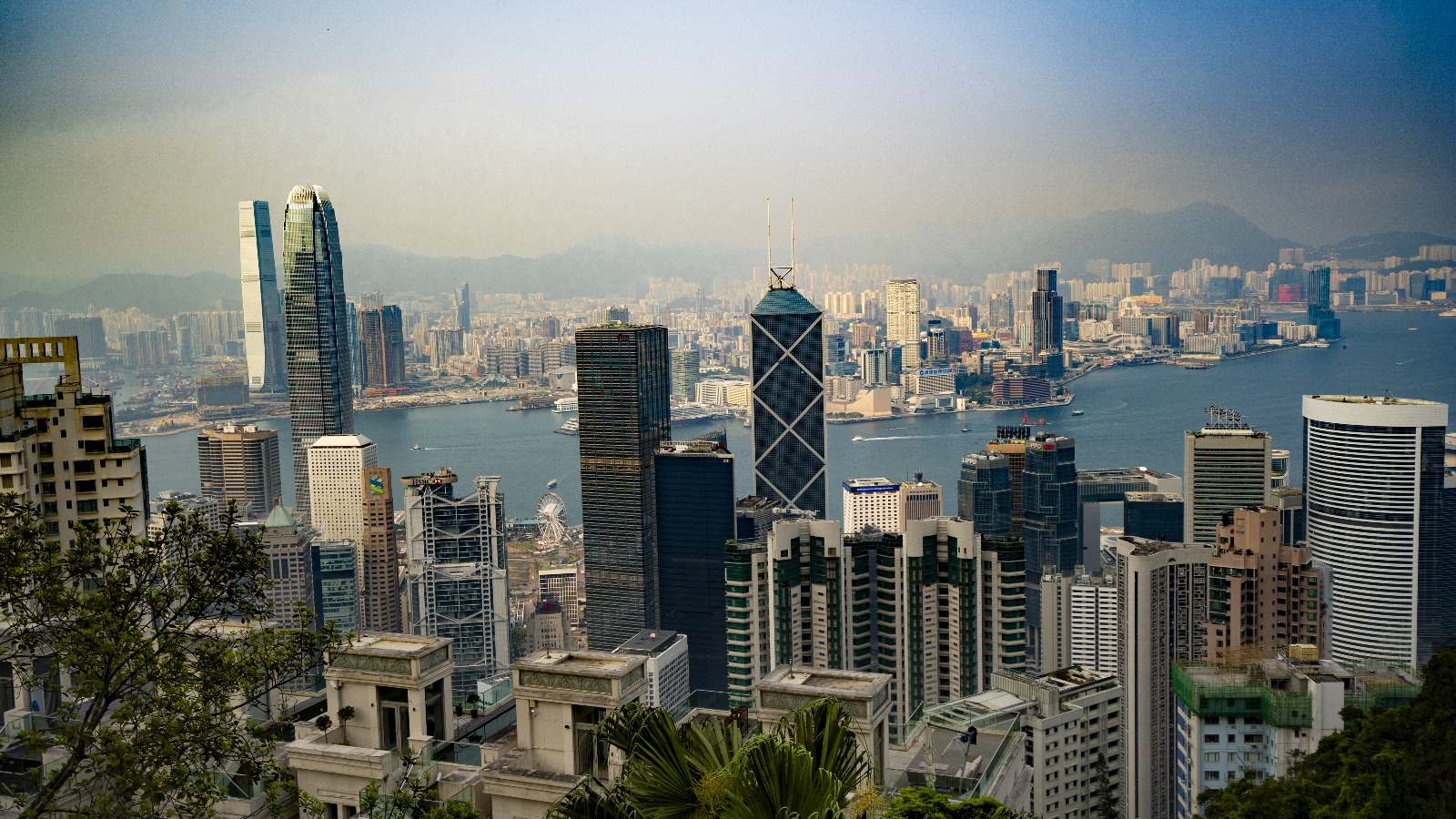 Quel journal fait actuellement l’objet de pressions politiques à Hong Kong ?