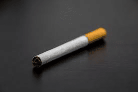 En France, tous les paquets de cigarettes ont désormais un étiquetage unique.
