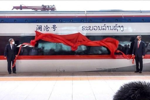 Quel est le nom donné à la nouvelle route ferroviaire construite par le Laos avec la Chine ?