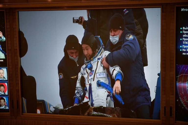 Quel est le nom de la société russe qui a organisé le séjour d’un milliardaire japonais à bord de l’ISS ?