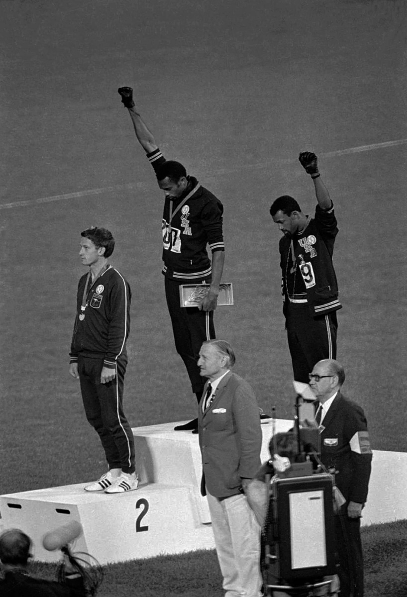 1968, Jeux olympiques Mexico (Mexique) : deux athlètes médaillés lèvent le poing pour protester contre le racisme