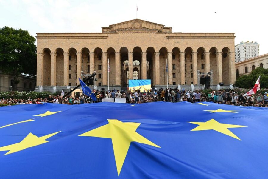 Comment qualifier la reconnaissance de la candidature de l’Ukraine par les 27 pays de l’UE ?