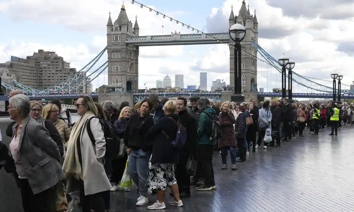 “The Great Queue,” The Guardian