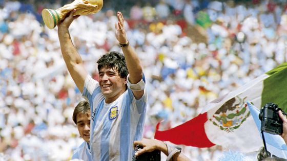 Diego Maradona soulevant son trophée en 1986