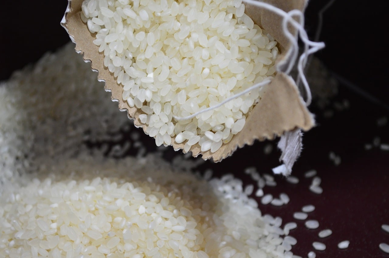 Quel pays asiatique fait des stocks de réserve de riz et met ainsi en danger la sécurité alimentaire d'autres pays dans le monde ? 