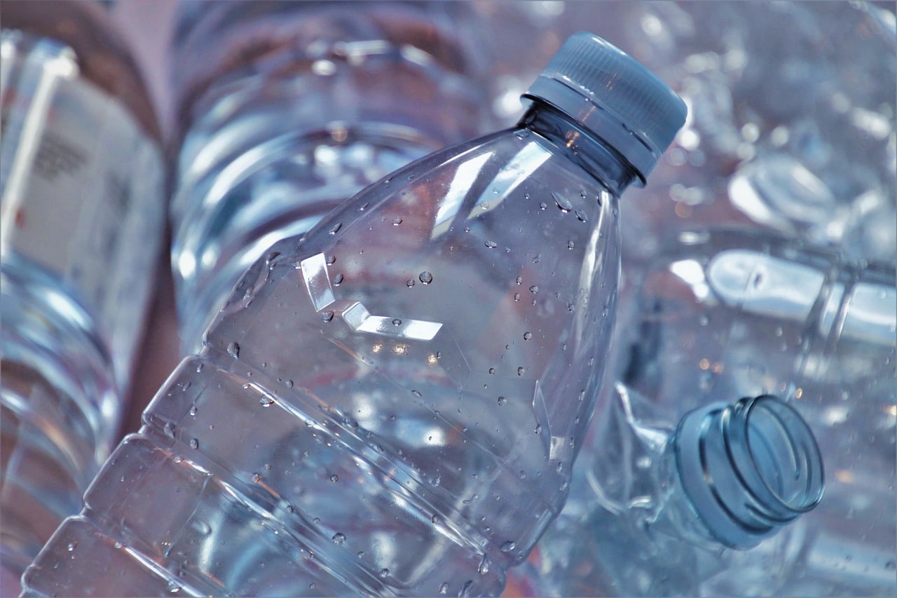 Où se tenaient les négociations concernant un traité mondial contre la pollution plastique ? 